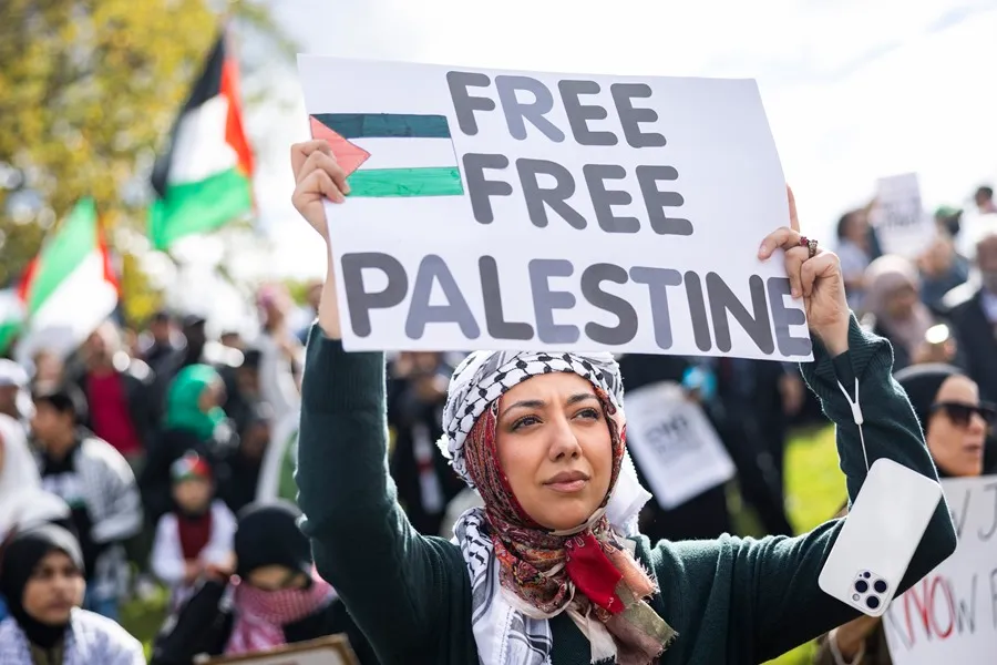 Manifestantes por la causa palestina por las calles de Washington. EFE/EPA/Jim Lo Scalzo