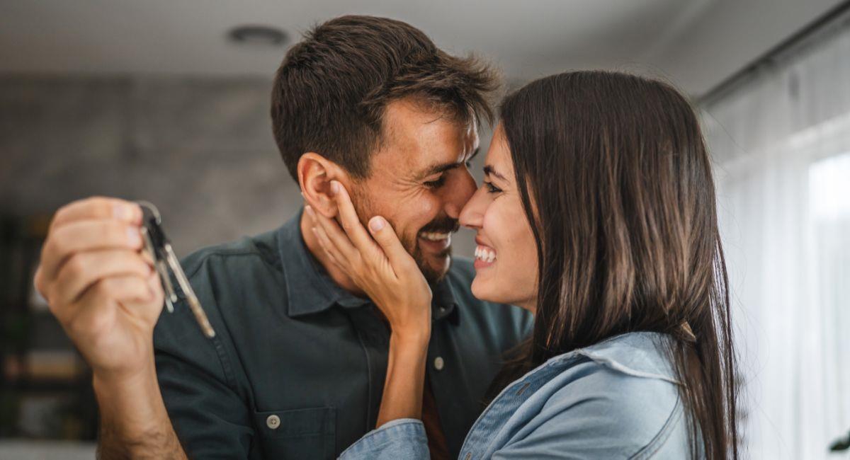 Pareja con llaves en la mano