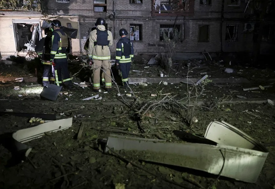 Rescatistas ucranianos trabajan en el lugar del bombardeo nocturno de un edificio residencial en Zaporizhia. EFE/EPA/Kateryna Klochko