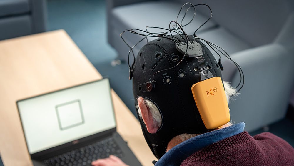 Persona con un gorro para diagnosticar el alzhéimer