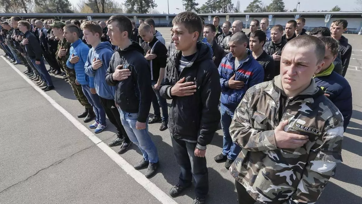 Varios reclutas ucranianos cantan el himno nacional. / SERGEY DOLZHENKO (Efe)