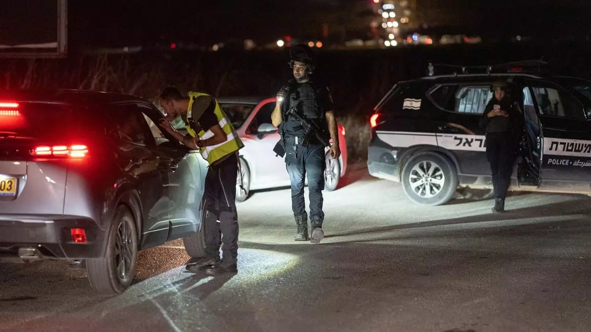 Los servicios de emergencias israelíes bloquean una carretera en Binyamina, donde un ataque con drones de Hizbulá ha dejado decenas de heridos. Ilia Yefimovich / dpa