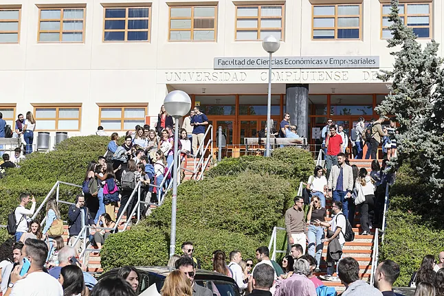 Cientos de opositores de RTVE, a las puertas de la facultad el domingo.EFE