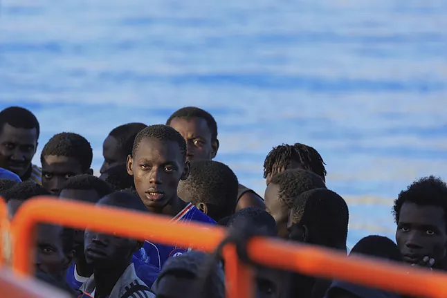 Algunos de los inmigrantes que viajaban en el cayuco que ha llegado a Gran Canaria, el más grande de la historia de la isla.REUTERS