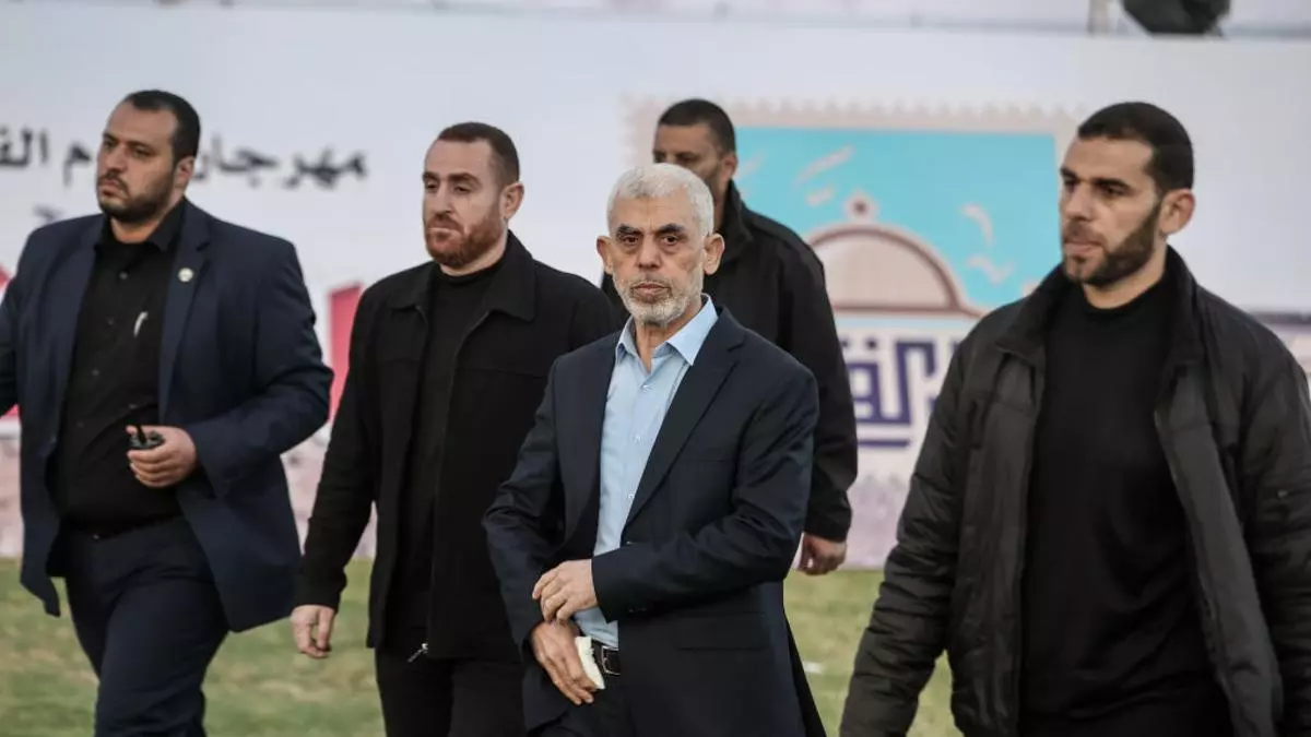 Imagen de archivo de Yahya Sinwar celebrando el Día Internacional de Jerusalén en la Franja de Gaza en abril de 2023 Ali Jadallah/Anadolu Agency via Getty Images