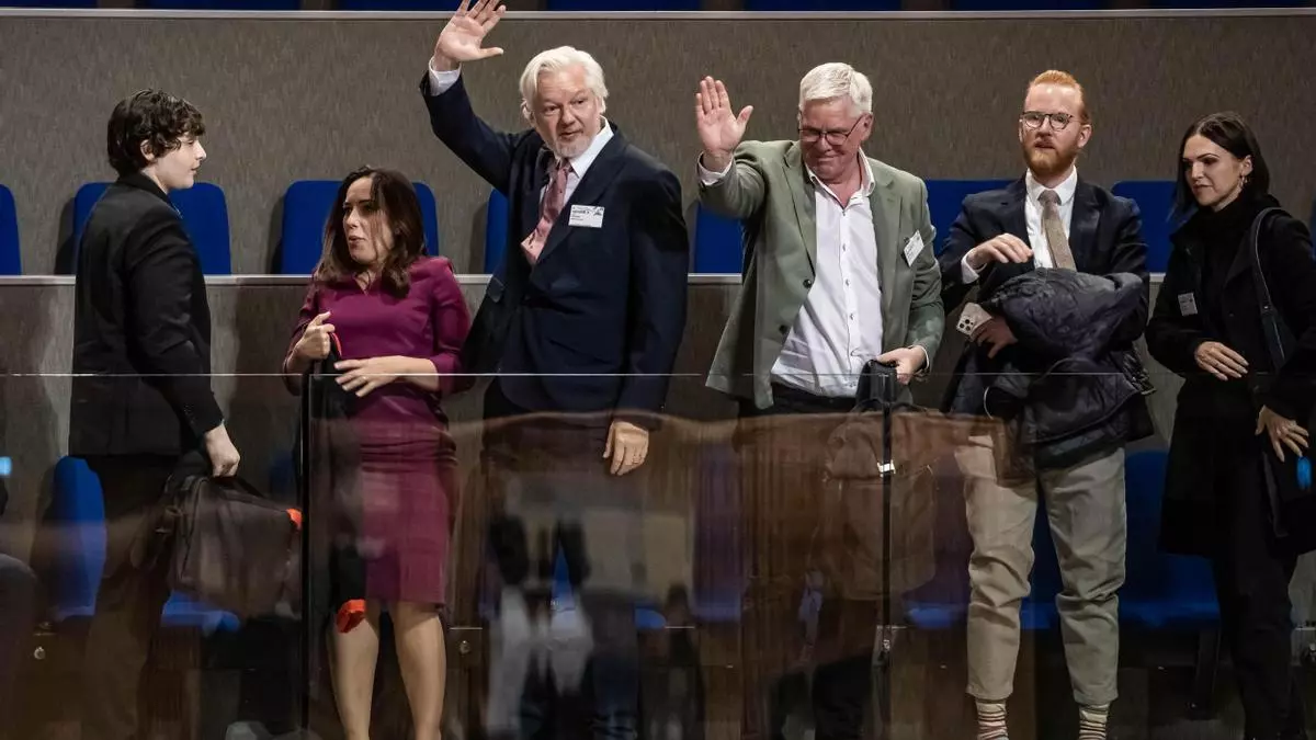 El fundador de WikiLeaks, Julian Assange, y su esposa Stella Assange en la Asamblea Parlamentaria del Consejo de Europa. EFE/EPA/CHRISTOPHE PETIT TESSON