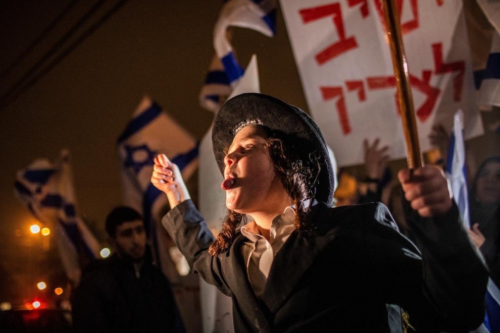 Manifestantes de derecha participan en una protesta tras un ataque con puñaladas en el barrio de Sheikh Jarrah, a 8 de diciembre de 2021 en Jerusalén.