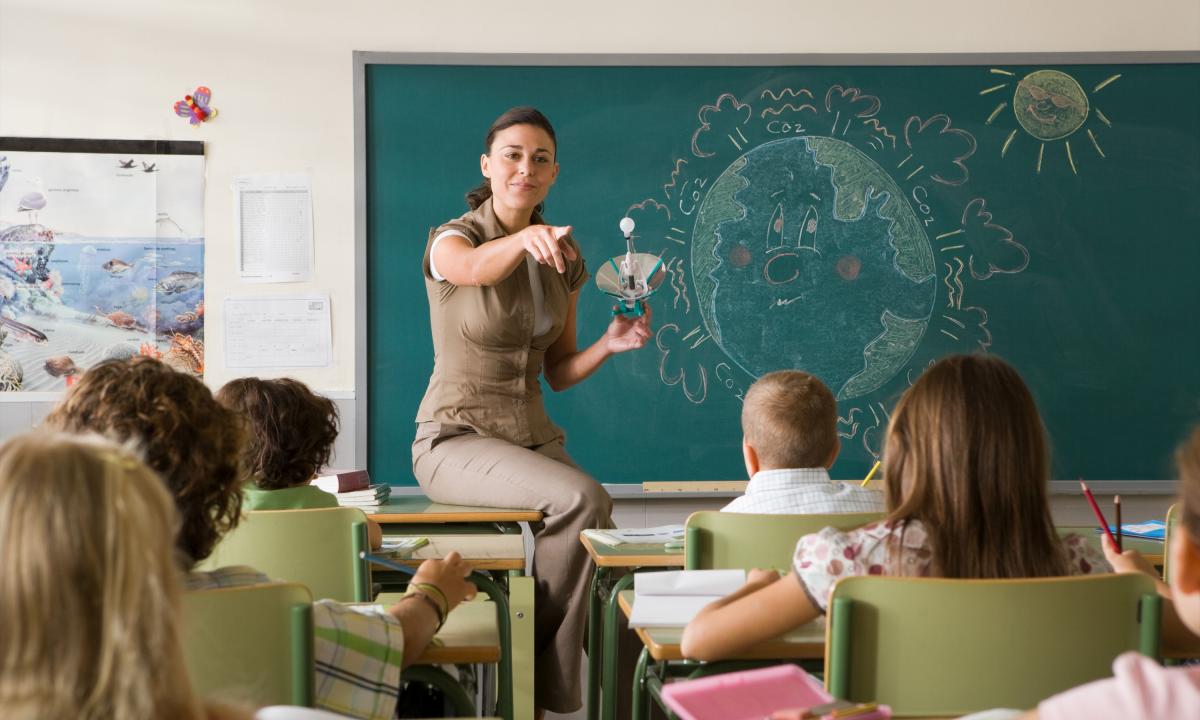 Profesora con alumnos en clase