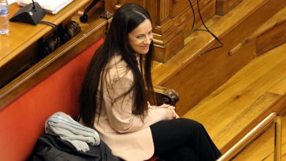 La acusada por el crimen de la Guardia Urbana, Rosa Peral, sonríe a conocidos del público antes de acercarse para declarar el 11 de marzo del 2020. (Horizontal) ACN