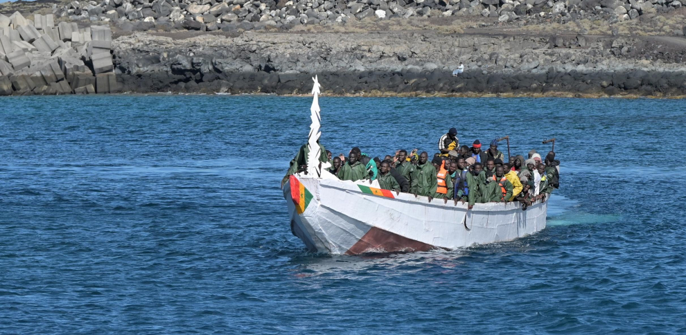 Salvamento Marítimo ha acompañado hasta el puerto de La Restinga, en El Hierro, a un cayuco con 145 personas a bordo EFE