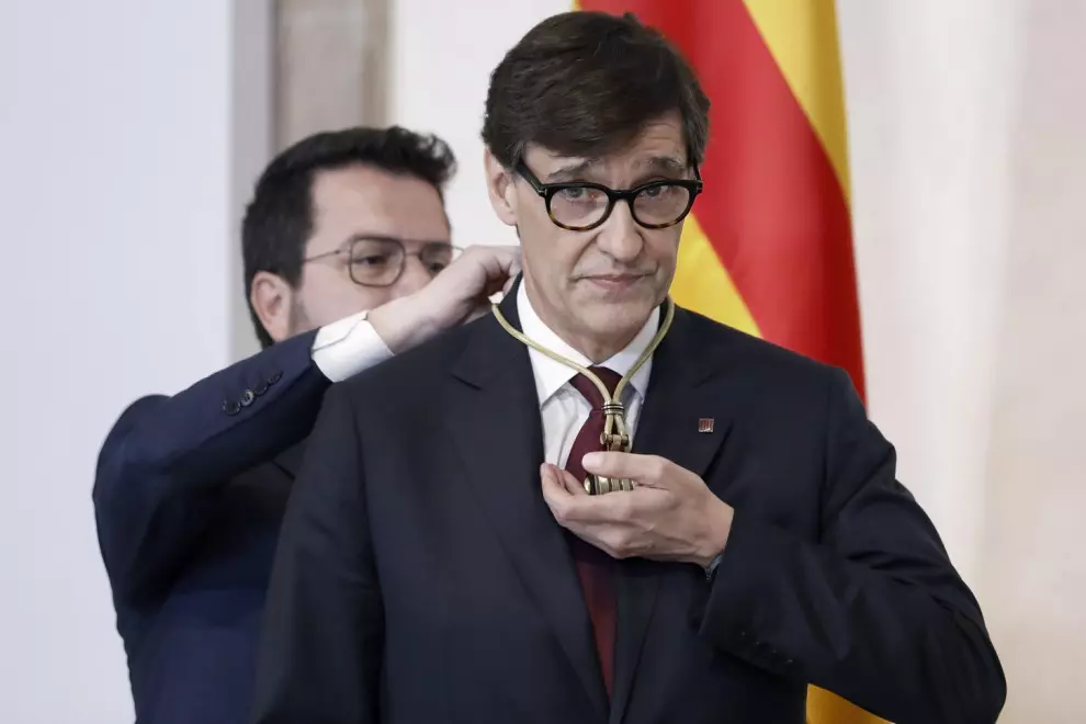 El presidente electo de la Generalitat, Salvador Illa (d), y el expresidente, Pere Aragonès, durante el acto de toma posesión de Illa este sábado 10 de agosto de 2024, en Barcelona. — Andreu Dalmau / EFE