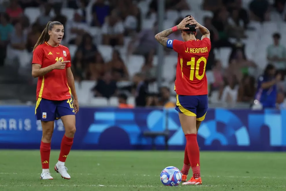 Dos jugadoras de la selección española de fútbol femenino durante la semifinal entre Brasil y España de los JJOO de París 2024