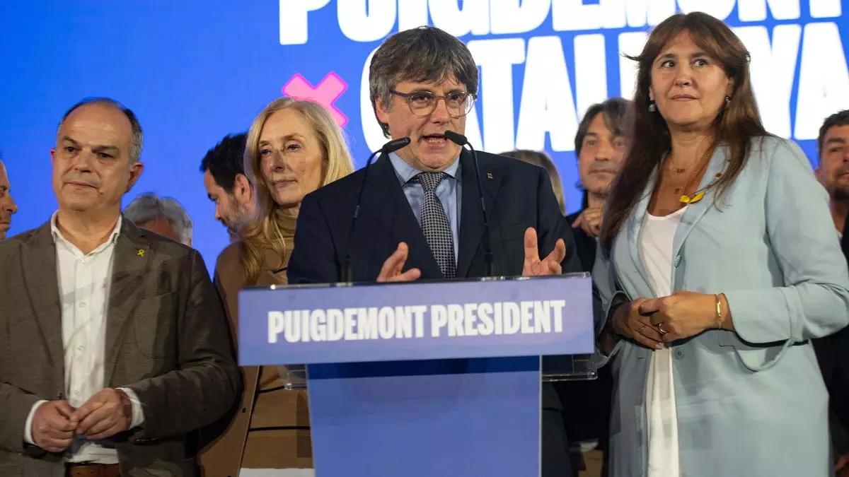 El expresidente de la Generalitat de Catalunya y candidato de Junts a las elecciones catalanas, Carles Puigdemont, comparece tras el recuento de votos durante el seguimiento de la jornada electoral de elecciones autonómicas de Catalunya / Glòria Sánchez - Europa Press