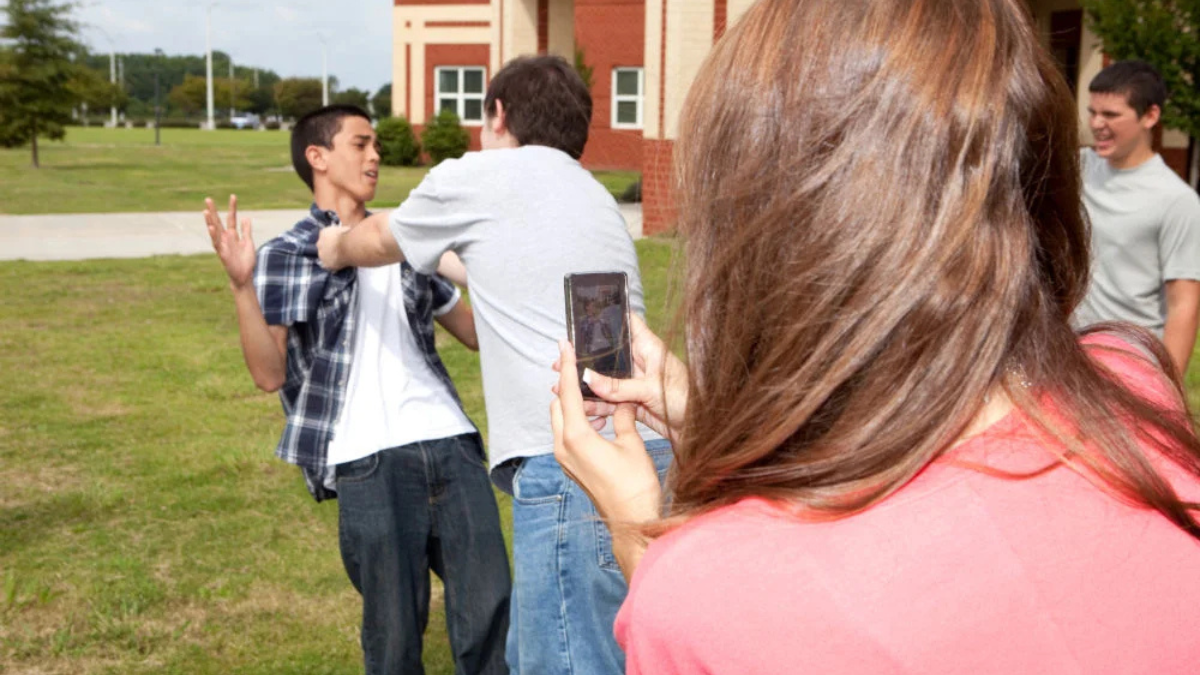 Jóvenes en una pelea con móvil