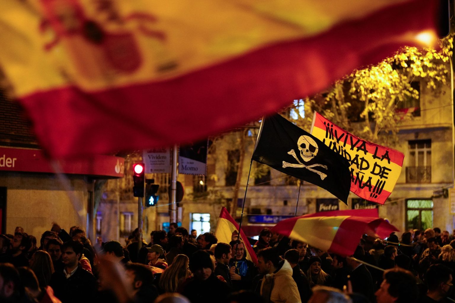 Manifestación contra la amnistía celebrada este martes frente a la sede del PSOE en la calle Ferraz, en Madrid. EFE/Borja Sánchez-Trillo.