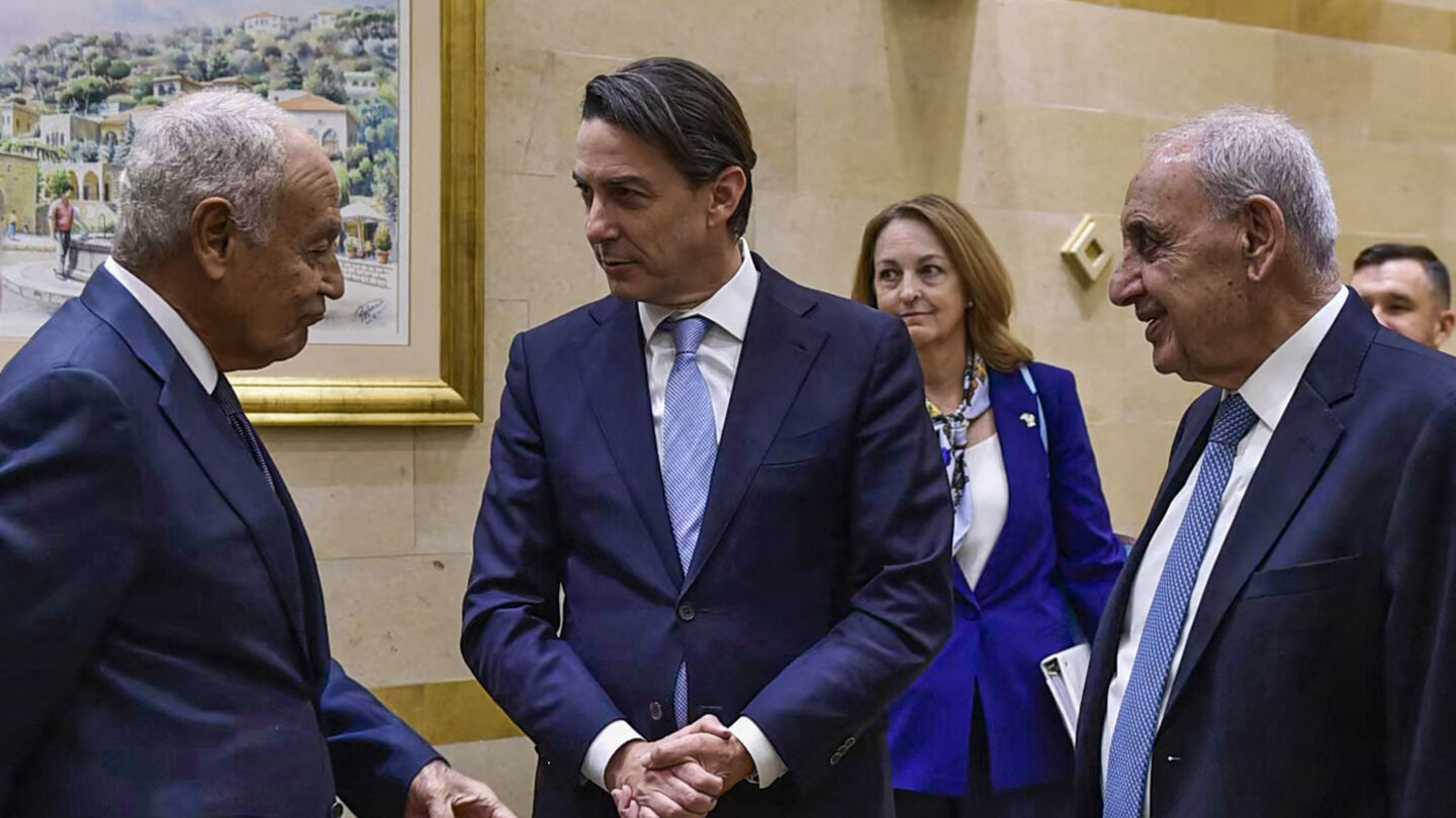 El enviado estadounidense, Amos Hochstein (centro), habla con el secretario general de la Liga Árabe, Ahmed Aboul Gheit (izq.), y el presidente del Parlamento del Líbano, Nabih Berri (der.), en Beirut el 21 de octubre de 2024. — (Foto de -/AFP vía Getty Images)