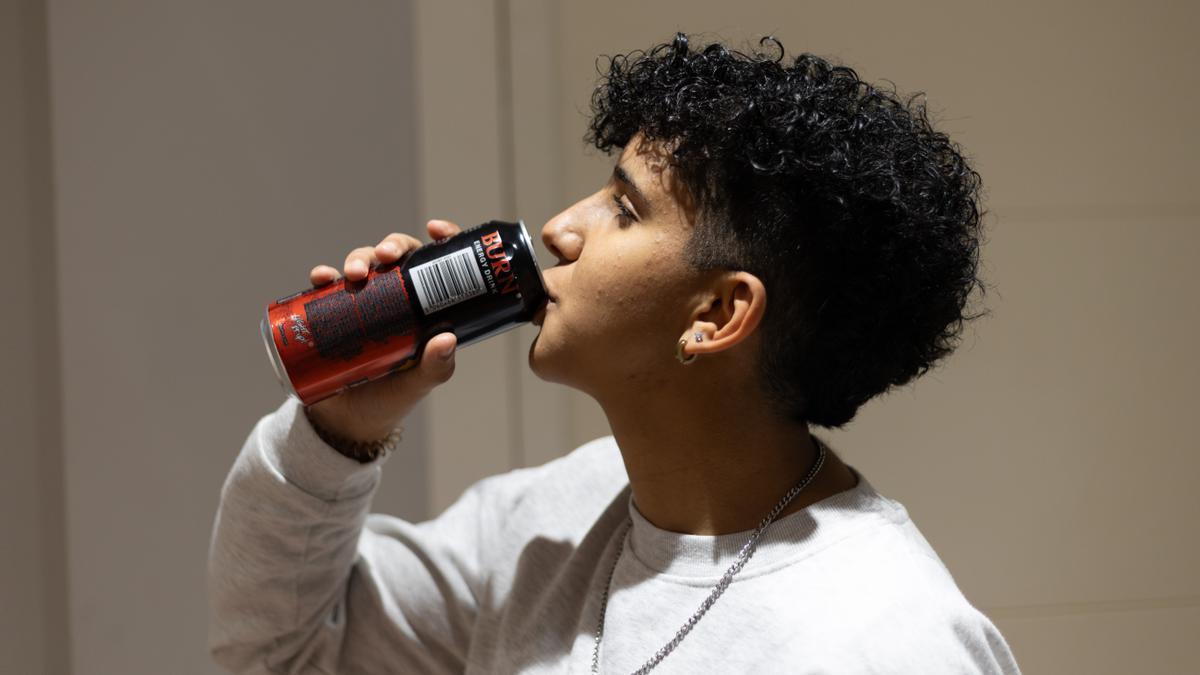 Joven consumiendo bebida energética