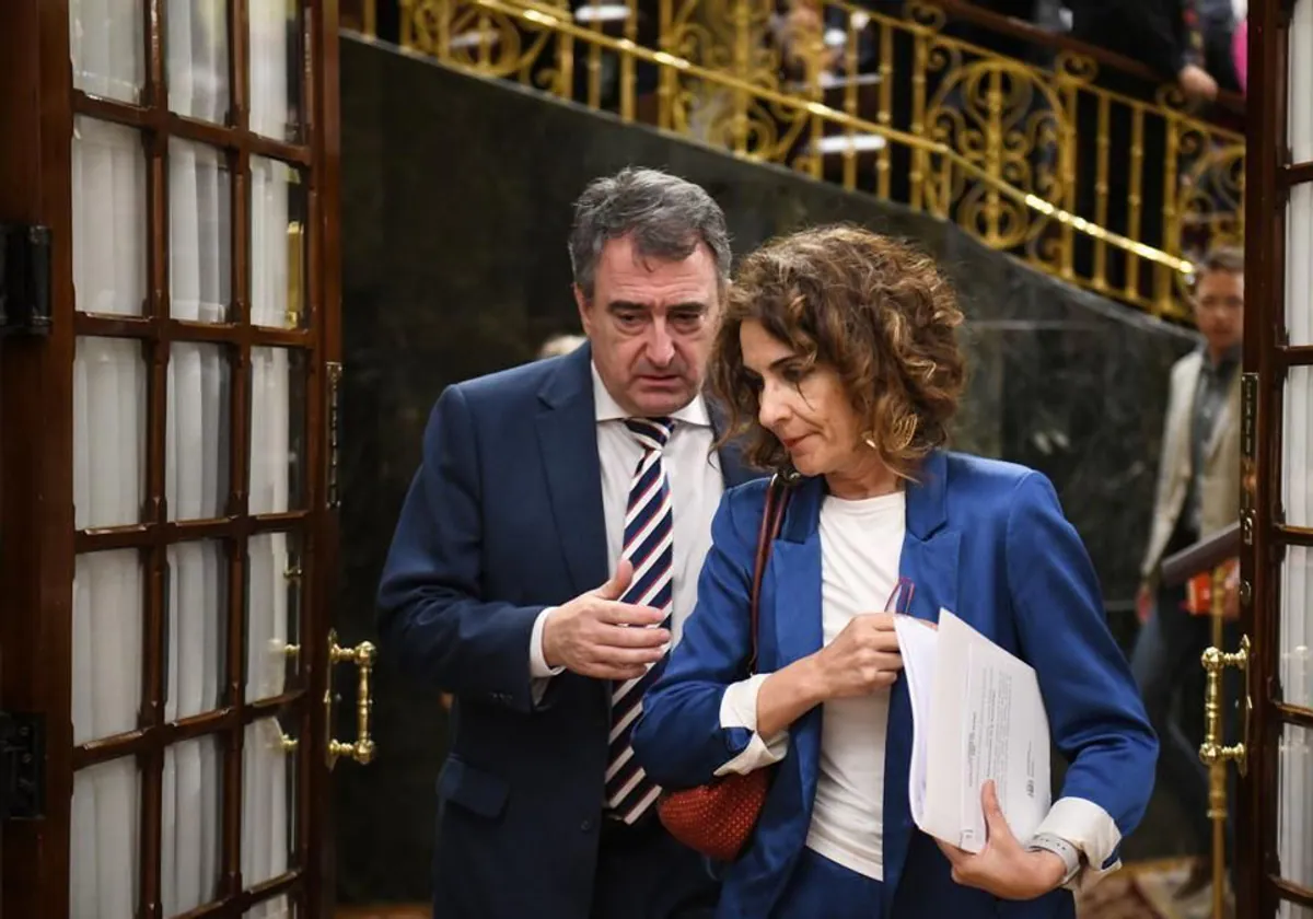 La ministra de Hacienda, María Jesús Montero, junto a Aitor Esteban (PNV) en el Congreso EP