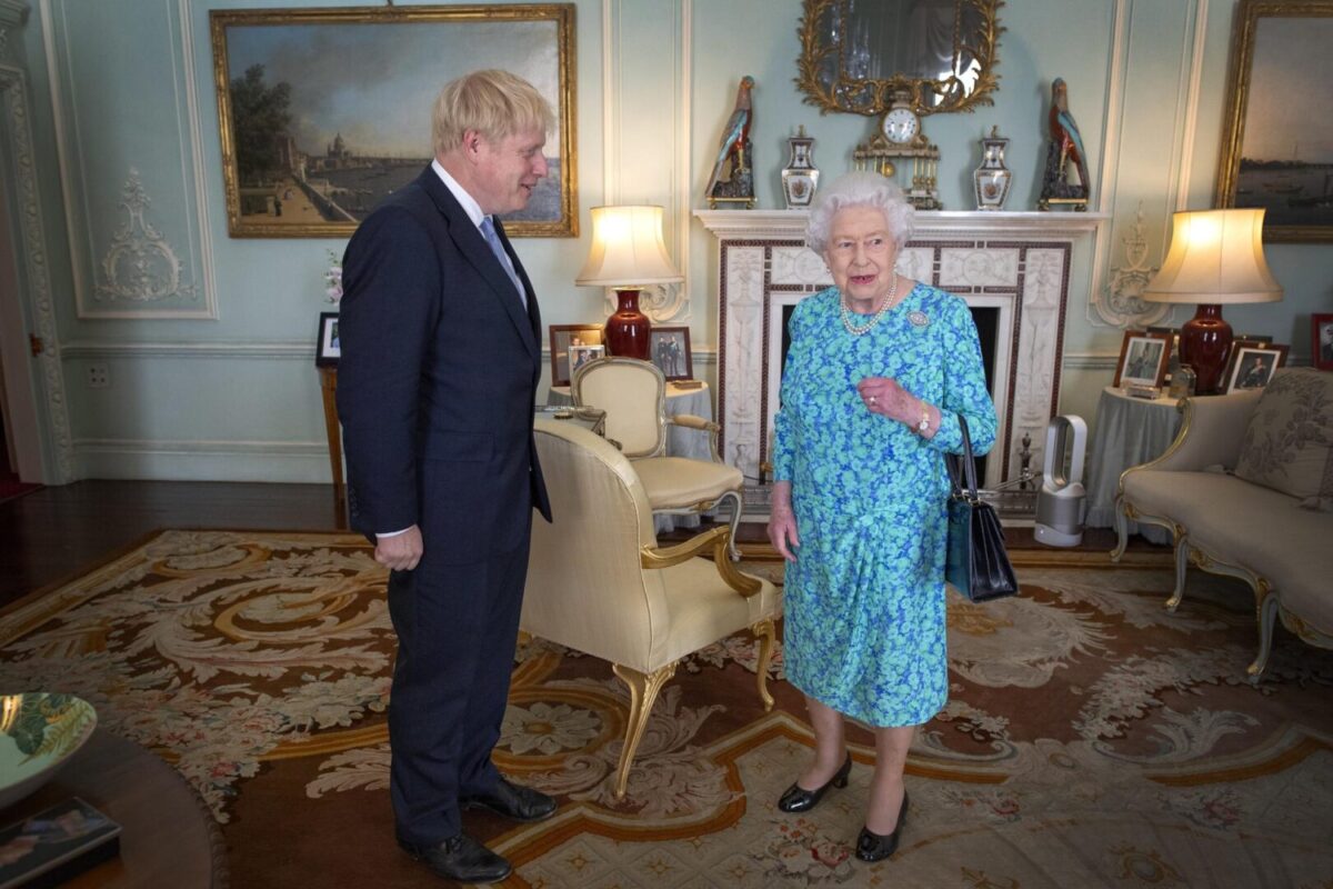 La reina Isabel II de Gran Bretaña da la bienvenida al recién elegido líder del partido conservador Boris Johnson en una foto de archivo EFE