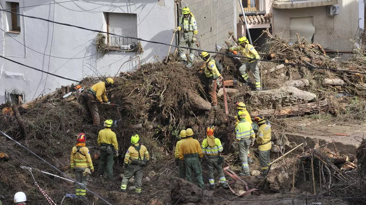 Servicios de emergencia trabajan en el punto más afectado por las inundaciones en Letur, este miércoles. EFE/ Manu