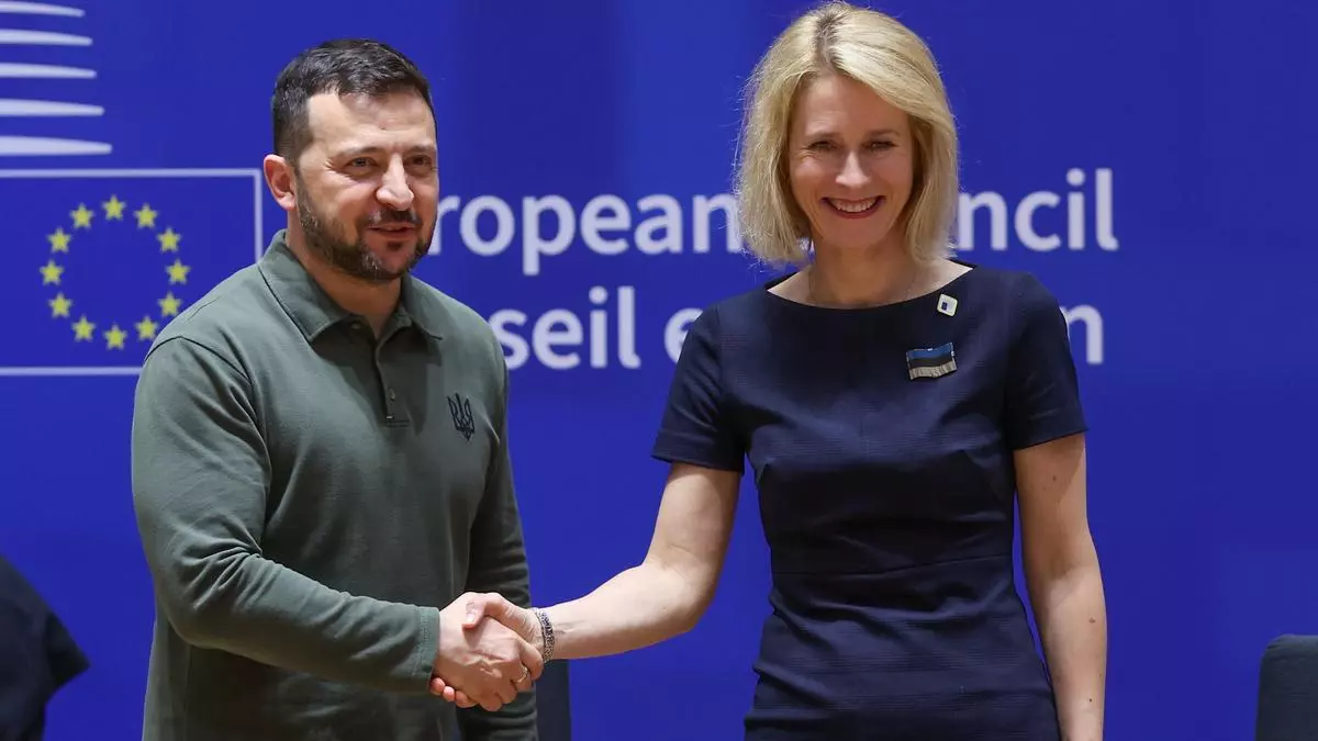 Volodymyr Zelensky y Kaja Kallas, en la ceremonia de firma del acuerdo de seguridad con la UE en junio, cuando ella aún era primera ministra de Estonia. EFE/Olivier Hoslet/pool