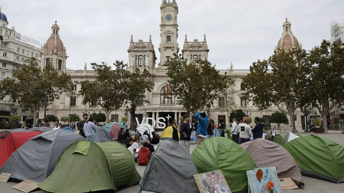 Decenas de jóvenes acampan en Valencia por el derecho a la vivienda tras la manifestación masiva del sábado. EFE