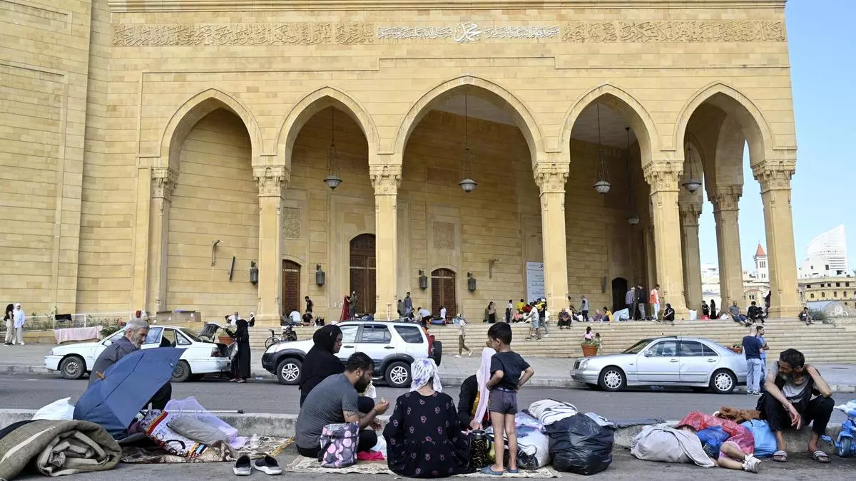 Familias desplazadas por los ataques militares israelíes en Líbano se reúnen en una calle de Beirut, este martes, 1 de octubre. EFE/EPA/WAEL HAMZEH