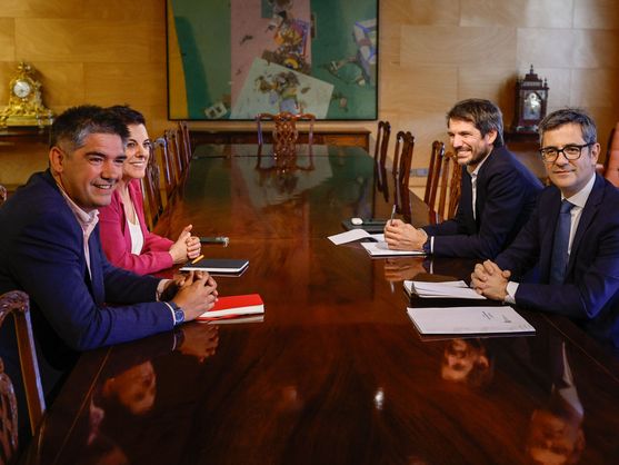 Félix Bolaños, en una reunión con la portavoz de Bildu, Mertxe Aizpurua. (EFE/Rodrigo Jiménez)