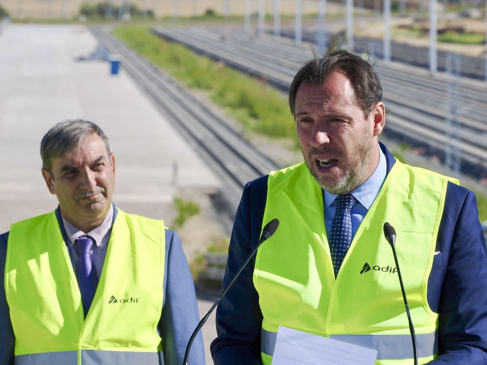 El ministro de Transportes y Movilidad Sostenible, Óscar Puente. (EFE/R. García)