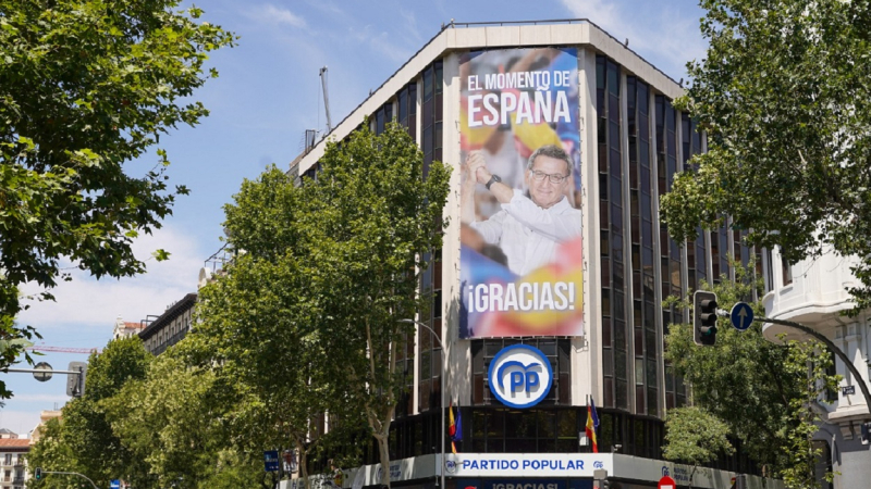 Nueva lona en la sede del Partido Popular, en la calle Génova. PP