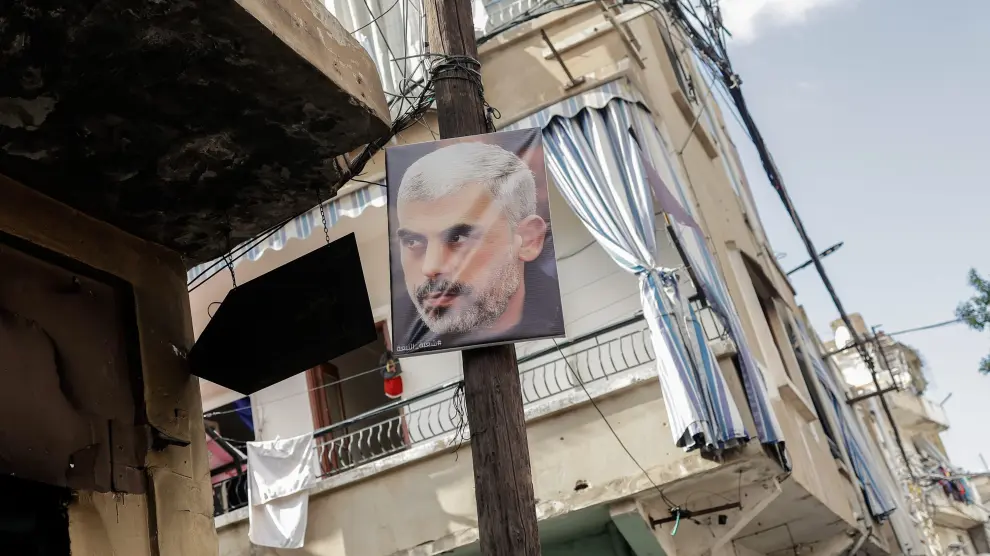 Cartel del fallecido líder de Hamás, Yahya Sinwar, en una calle de Beirut, en el Líbano.EP