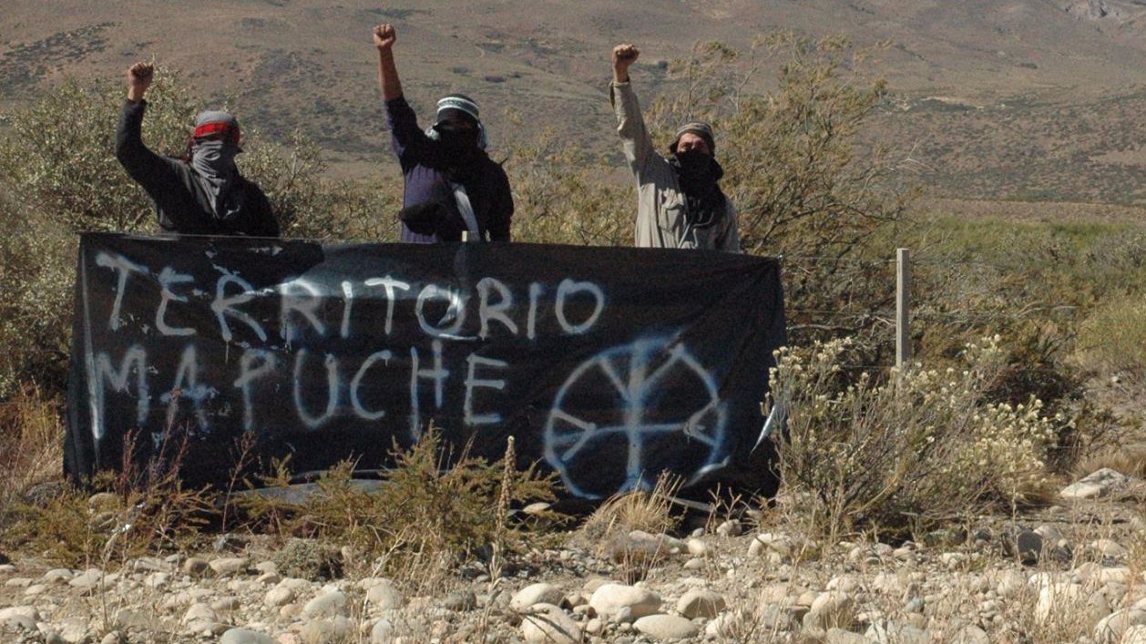 Mapuches con pancarta