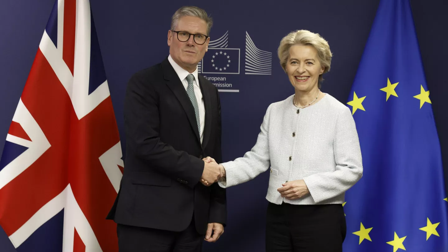 Primer ministro británico Starmer con la presidenta de la UE Von der Leyen