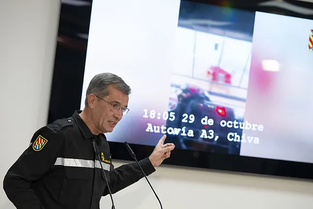 El general jefe de la UME, Francisco Javier Marcos, durante la rueda de prensa ofrecida este sábado.Fernando VillarEfe