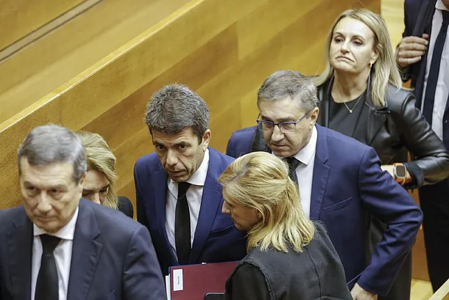 Carlos Mazón, junto a Salomé Pradas y rodeado de sus consejeros en las Cortes.MANUEL BRUQUEEFE