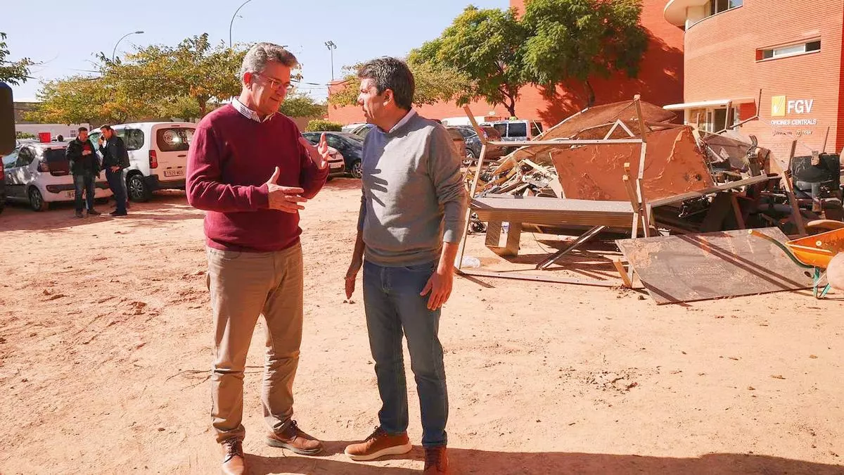 El presidente Carlos Mazón y el conseller Vicente Martínez Mus visitan las instalaciones de la empresa pública Ferrocarrils de la Generalitat Valenciana. GVA