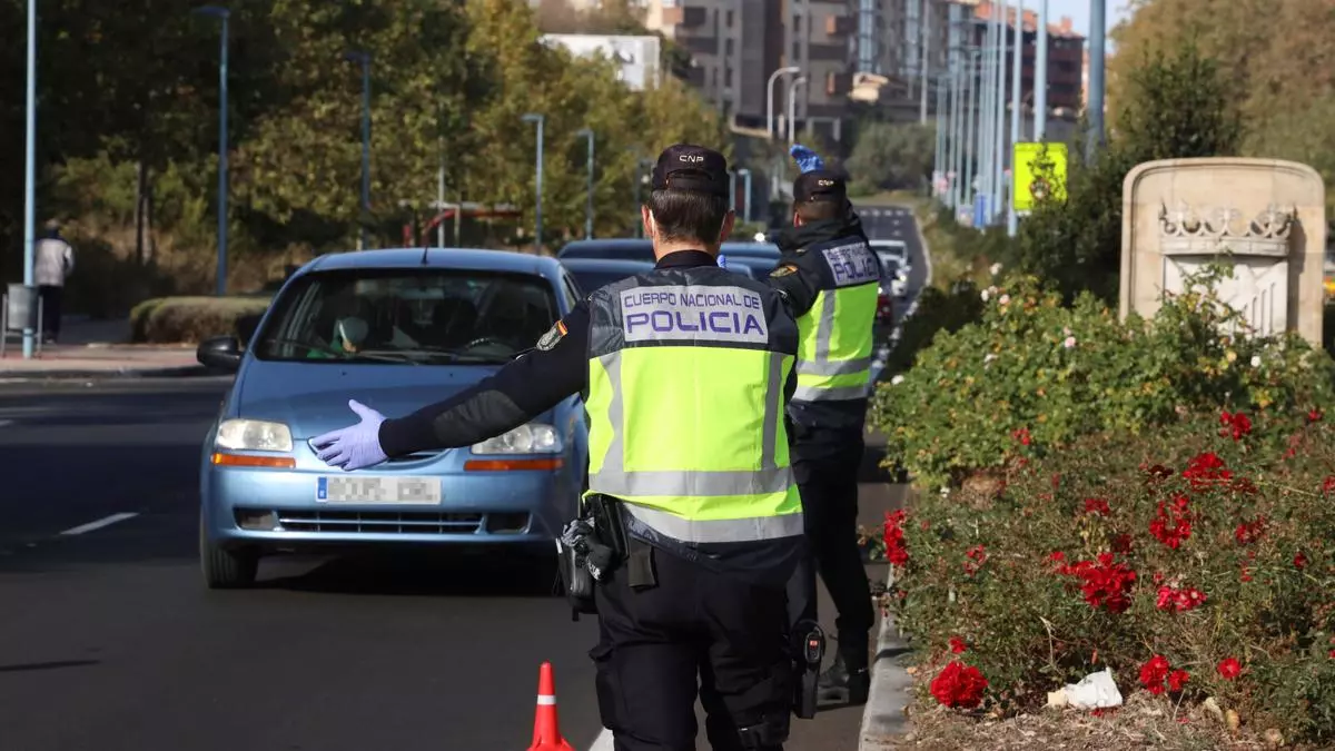 Agentes de la Policía Nacional en Salamanca en un control de movilidad durante un confinamiento EFE/J.M.GARCIA