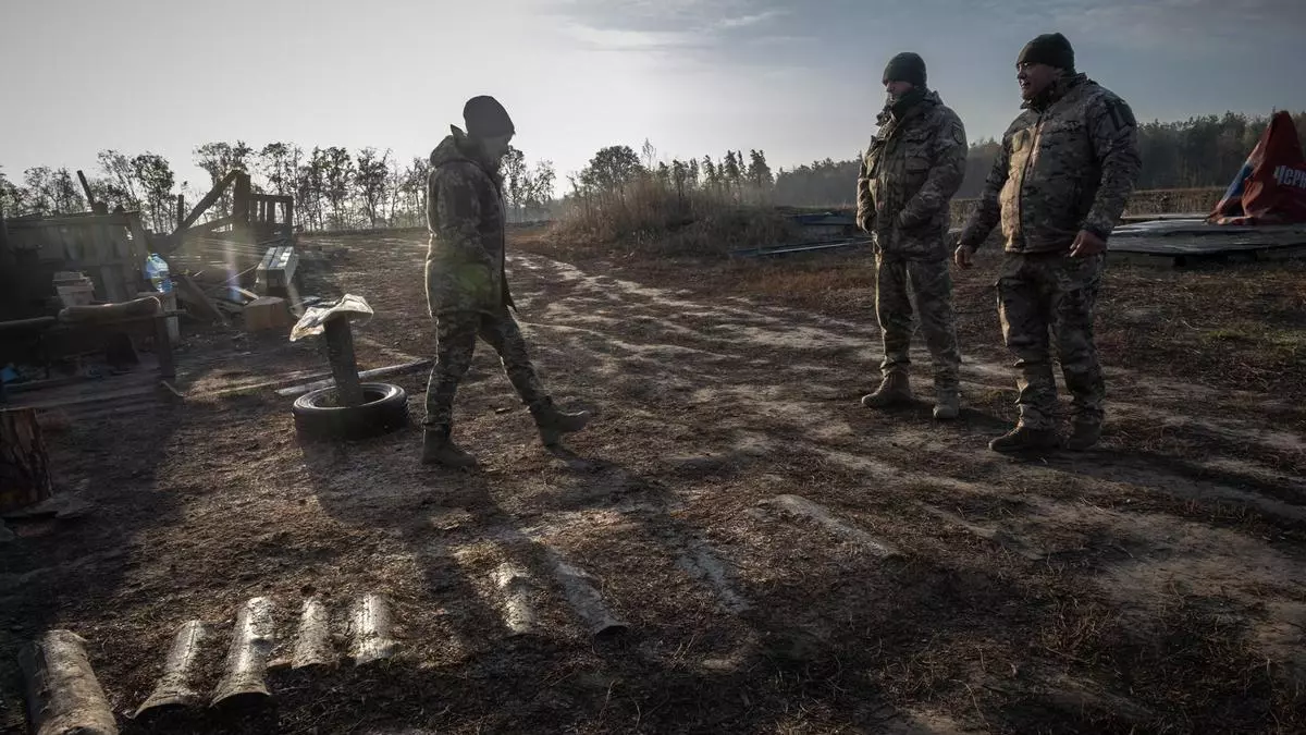 Un equipo de vigilancia antiaérea de la Defensa Aérea Territorial de Ucrania trabaja en el sur de Kiev EFE/EPA/MARIA SENOVILLA