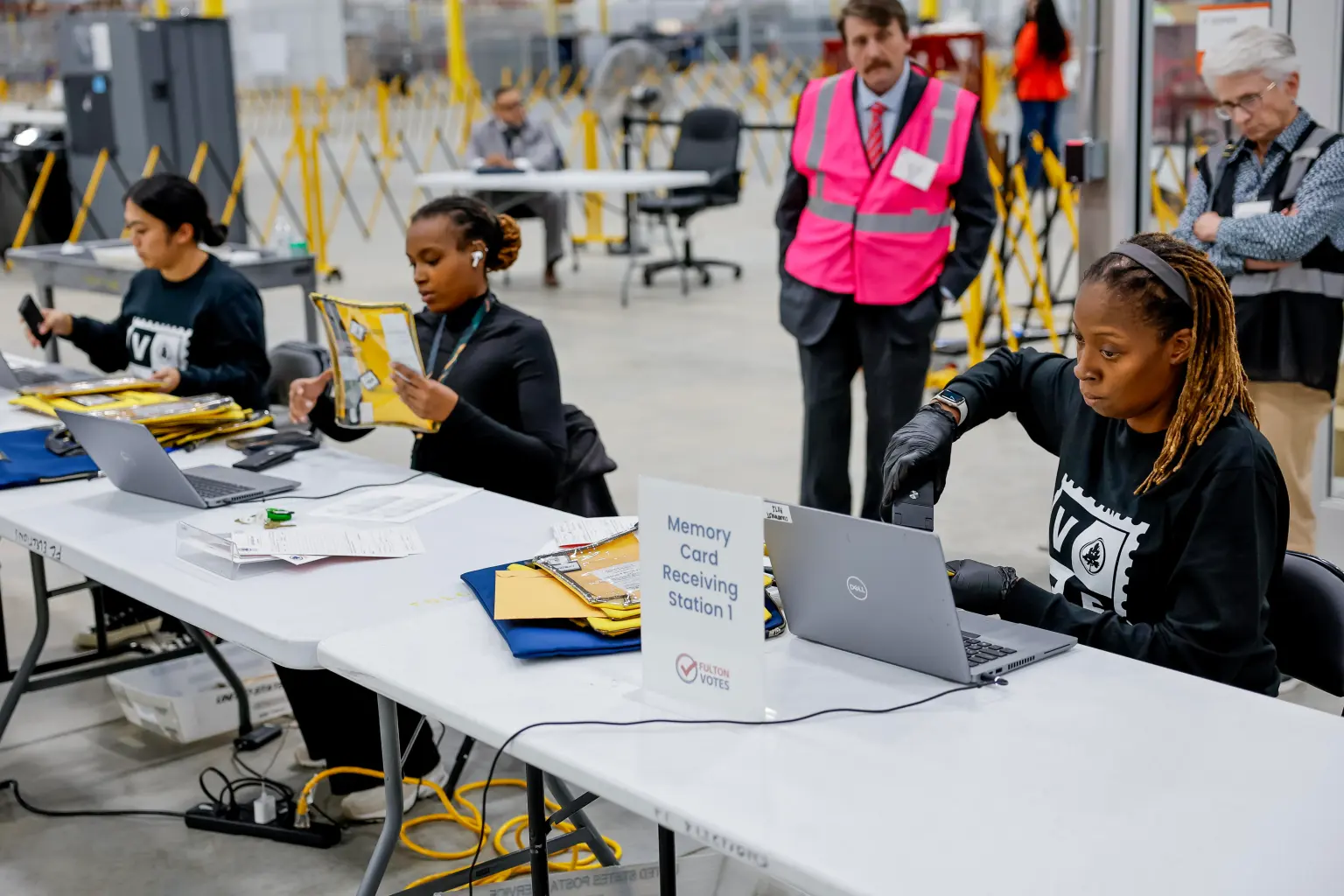 Los trabajadores del Departamento de Registro y Elecciones del condado de Fulton recogen tarjetas de memoria de la votación en persona en el nuevo Centro de Operaciones y Centro Electoral en Union City, Georgia, EE.UU., el 5 de noviembre de 2024. EFE/EPA/Erik S. Lesser