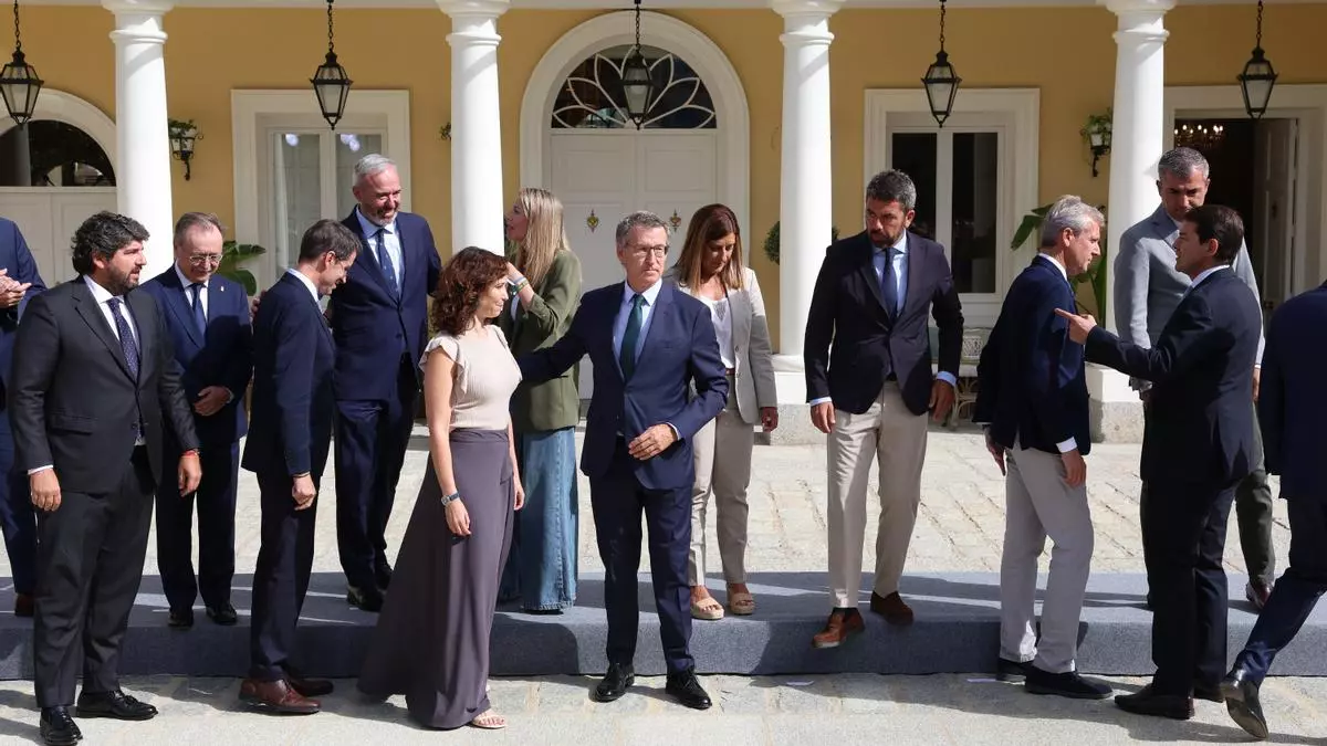 El presidente de la Generalitat Valenciana, Carlos Mazón (cuarto por la derecha), durante la foto de familia de barones del PP junto al líder, Alberto Núñez Feijóo, el pasado mes de septiembre. Marta Fernández / Europa Press