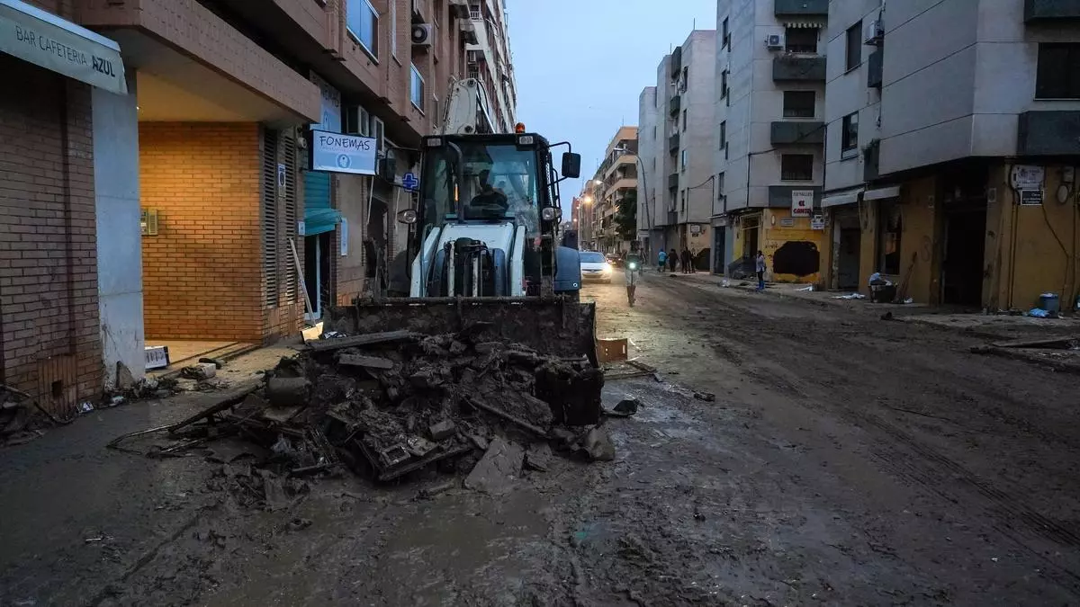 Labores de limpieza en una calle de Benetússer. / Europa Press