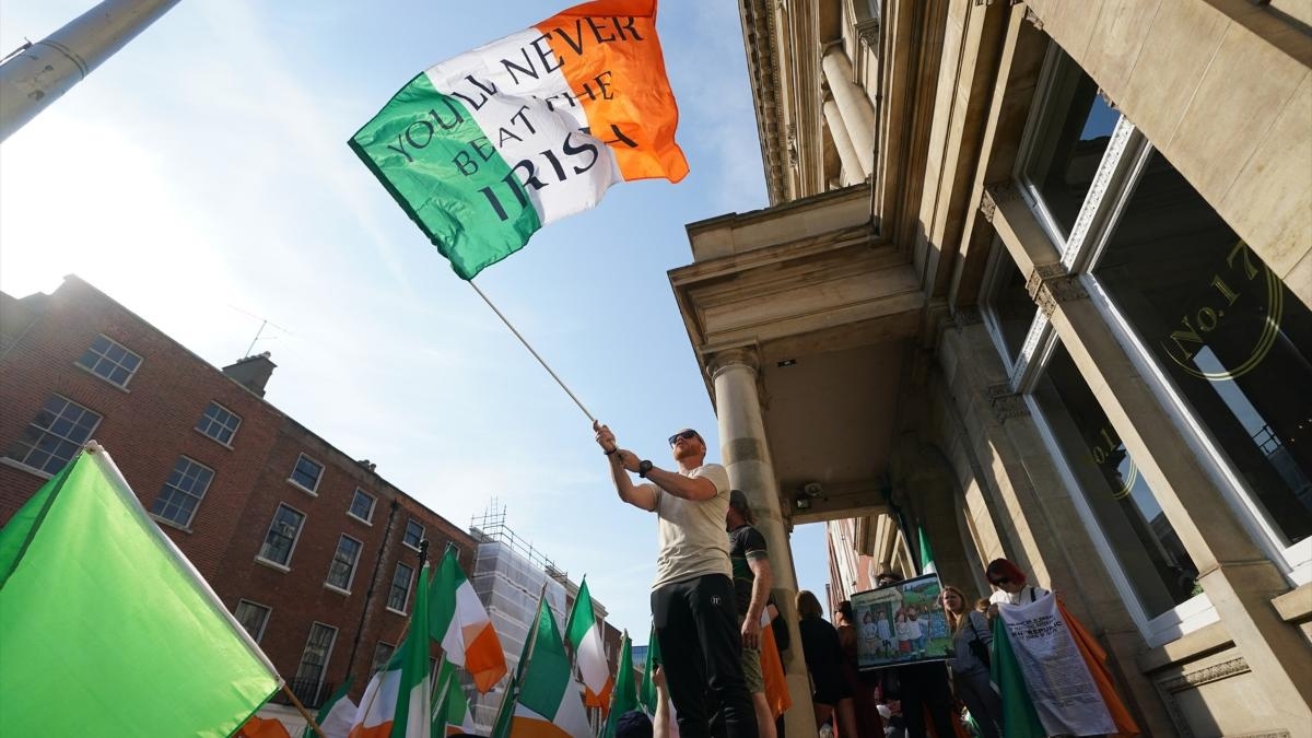 Hombre en una manifestación en Irlanda