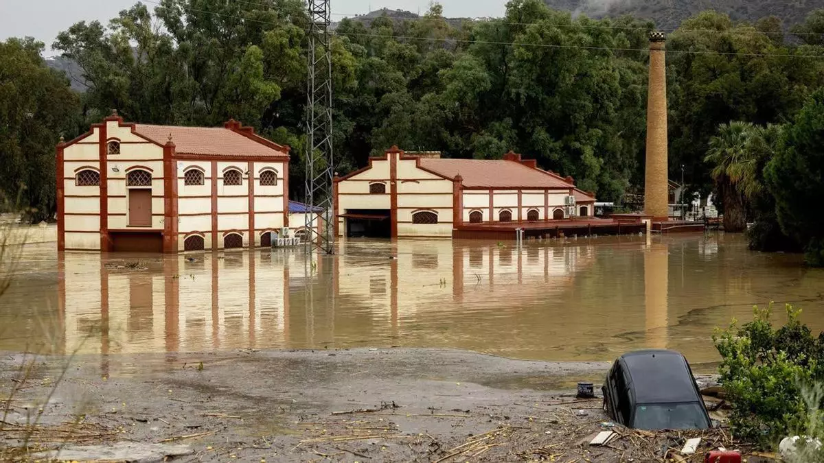 La dana deja desalojados, un río desbordado y un AVE descarrilado en Álora en octubre / Jorge Zapata