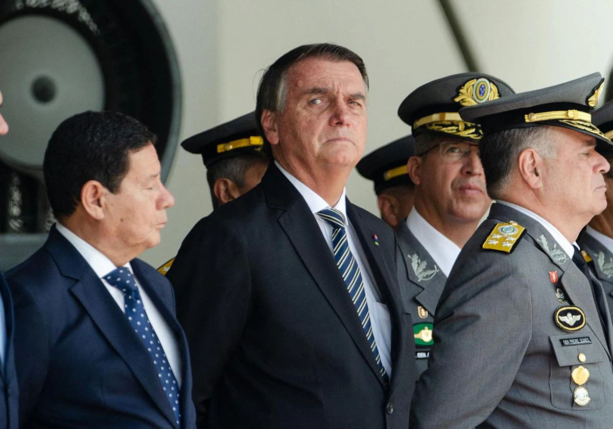 Bolsonaro con militares