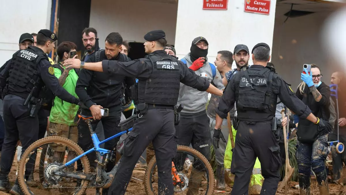 Jóvenes con estética ultra antes de los ataques a la comitiva de los reyes y del presidente del Gobierno, este domingo en Paiporta. Fernando Sánchez