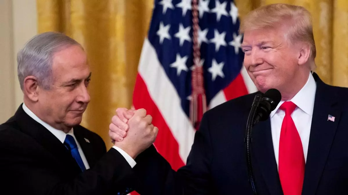 Benjamín Netanyahu (izq) estrecha la mano de Donald Trump en una foto de archivo de 2020. EFE/EPA/MICHAEL REYNOLDS