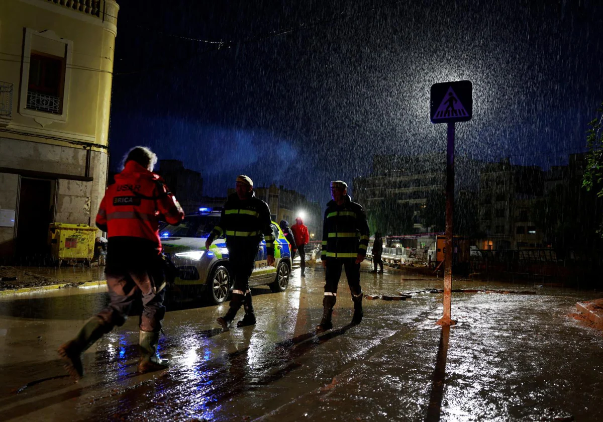 Miembros de la UME este miércoles por la noche en la localidad valenciana de Paiporta REUTERS