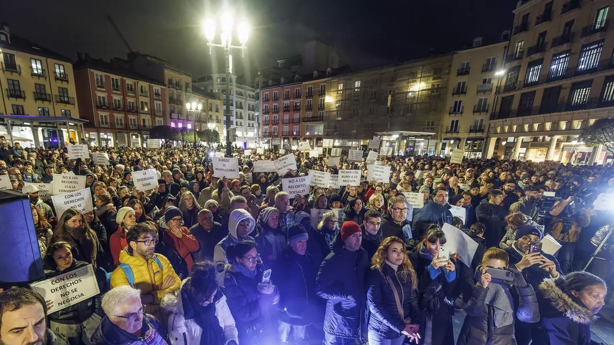 iles de personas se han concentrado este miércoles en la Plaza Mayor de Burgos para protestar contra la eliminación de los convenios municipales con tres ONG de ayuda a migrantes. EFE/Santi Otero