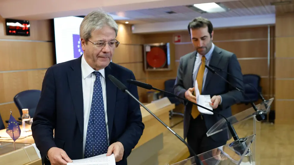 El ministro de Economía, Comercio y Empresa español, Carlos Cuerpo (d), y el comisario europeo de Economía, Paolo Gentiloni, en una rueda de prensa este jueves en Madrid.EFE