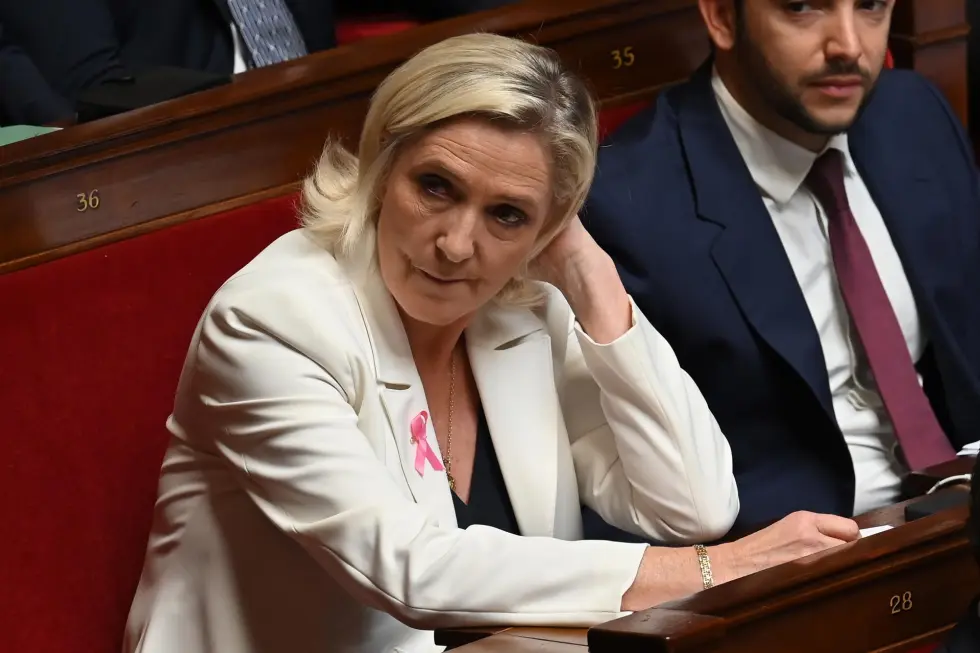 Marine Le Pen ante los miembros del Parlamento. EFE/JULIEN MATTIA/